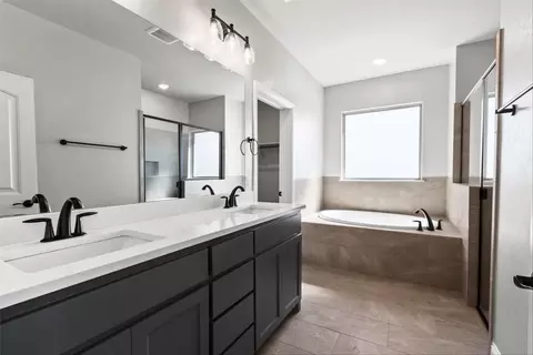 Bath - 1185 Sanger Dr, Springtown, TX 76082 photo 3 of 5