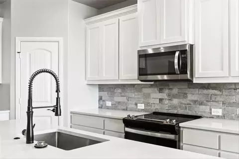 Kitchen - 1185 Sanger Dr, Springtown, TX 76082 photo 3 of 6