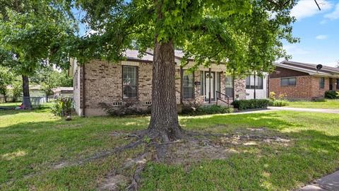 109 W Cunningham St, Bonham, TX 75418