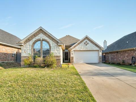 8348 Winter Falls Trl, Hurst, TX 76053