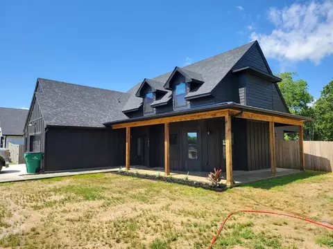 213 N Howard St, Alvord, TX 76225