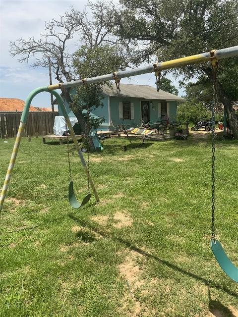 105 Sundown Ln, Poteet, TX 78065