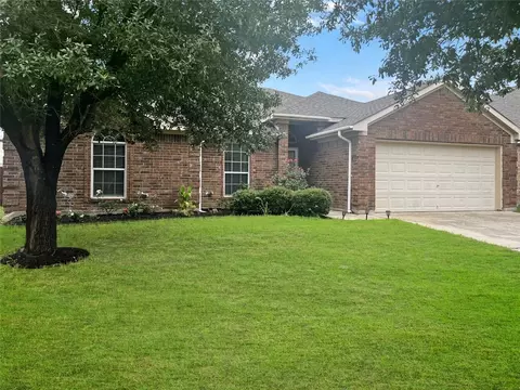 909 Chestnut Ln, Saginaw, TX 76179