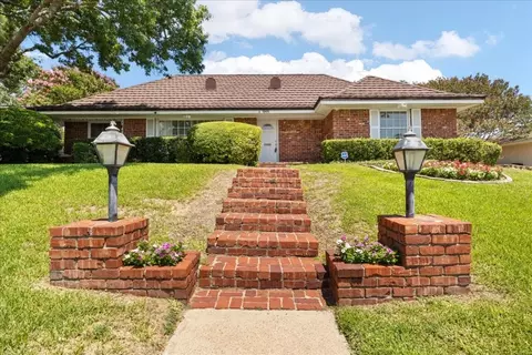 1901 Dakar W Rd, Fort Worth, TX 76116