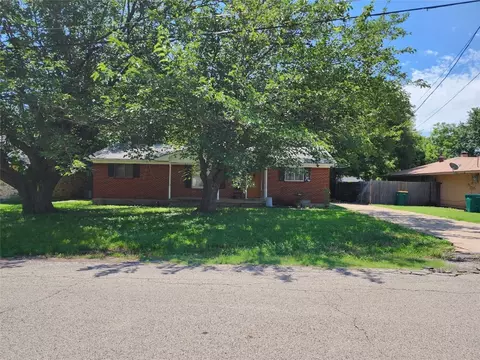 831 Green Pastures Dr, Cedar Hill, TX 75104