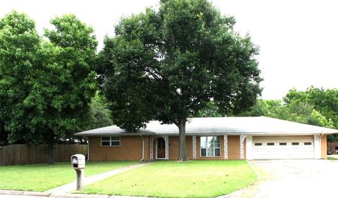 902 Rock St, Bowie, TX 76230