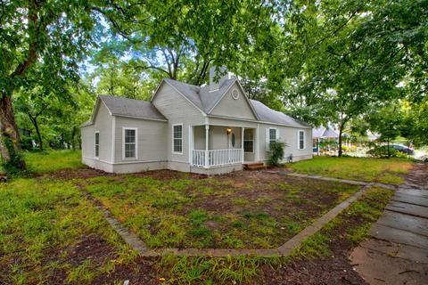 408 W Maple St, Whitewright, TX 75491
