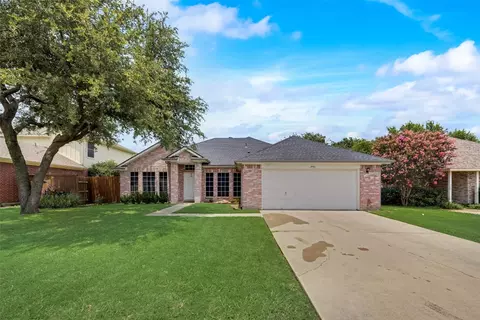 250 Moonbeam Ln, Grand Prairie, TX 75052