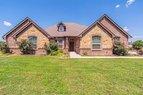 915 Jay Bird Ln, Springtown, TX 76082