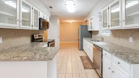 729 Meadowcrest Dr, Azle, TX 76020
