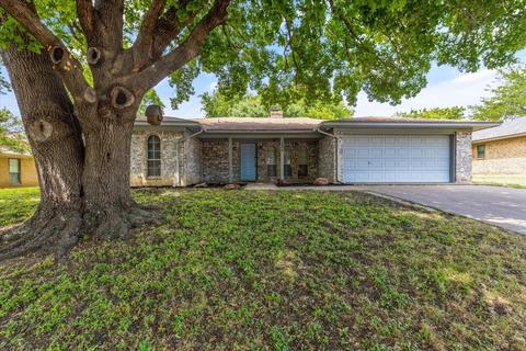 136 Amory Dr, Benbrook, TX 76126
