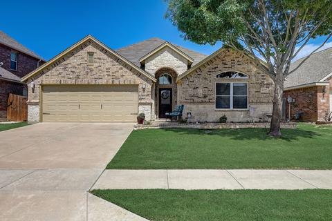 8777 Running River Ln, Fort Worth, TX 76131