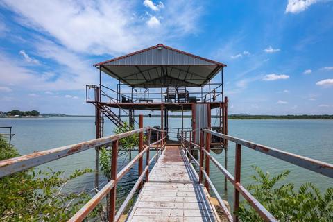 610 Bayside Dr, Runaway Bay, TX 76426