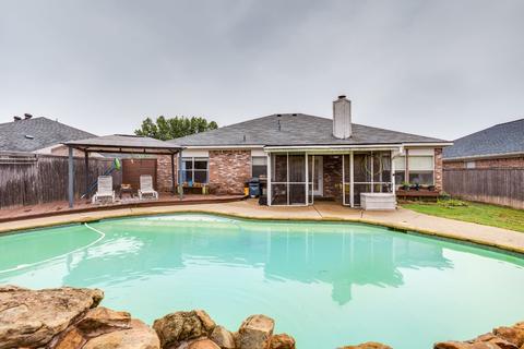 871 Carriage Creek Dr, Arlington, TX 76001