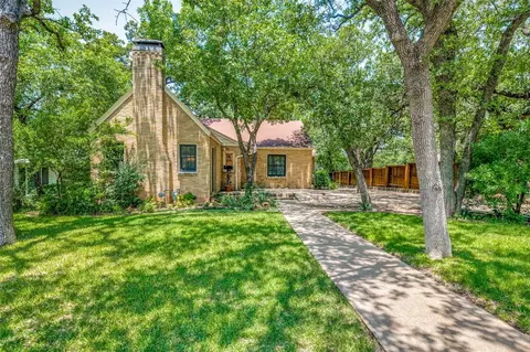 2109 Daisy Ln, Fort Worth, TX 76111