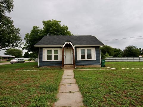 1501 Blewett St, Graham, TX 76450