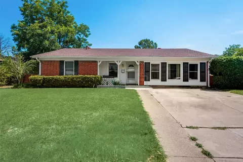 709 Meadowcrest Dr, Crowley, TX 76036