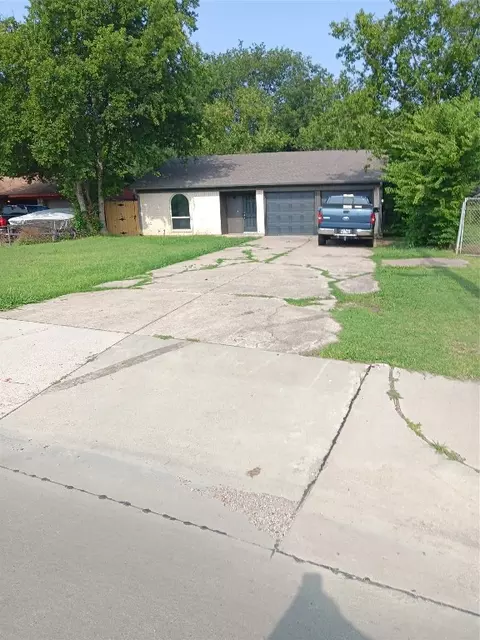 1933 SE 14th St SE, Grand Prairie, TX 75051