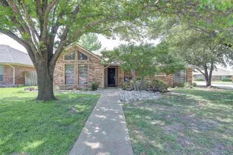 1920 Espinosa Dr, Carrollton, TX 75010