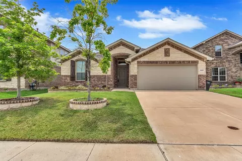 8880 Devonshire Dr, Fort Worth, TX 76131