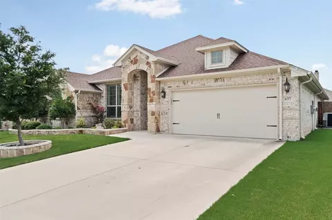 637 Creek Point Dr, Saginaw, TX 76179