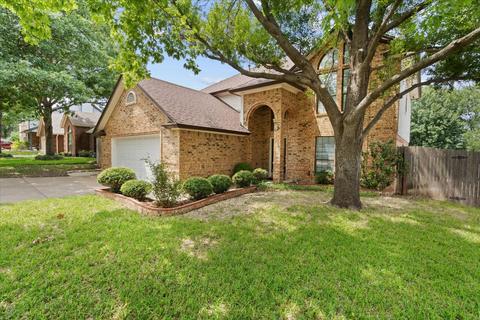11012 Live Oak Creek Dr, Fort Worth, TX 76108