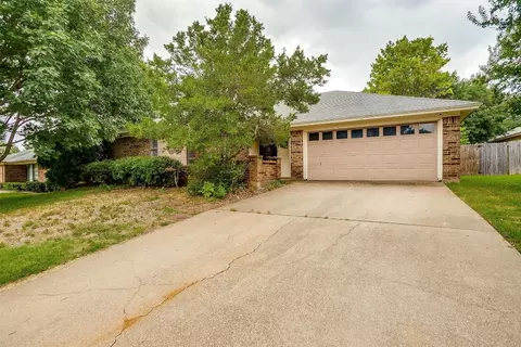 220 NE Shady Oaks Dr, Burleson, TX 76028