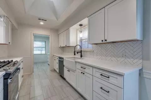 9440 Springwater Dr, Dallas, TX 75228