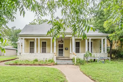 404 S Robinson St, Cleburne, TX 76031