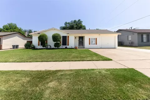 204 E Malone Ave, Crowley, TX 76036