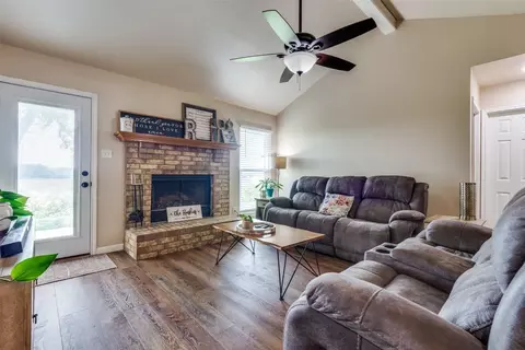 297 N Laramie Cir, Pilot Point, TX 76258