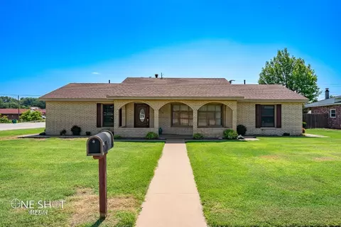 610 Sunset Rd, Seymour, TX 76380