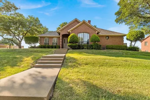709 Berkley Dr, Cleburne, TX 76033