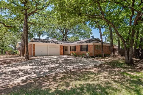 848 Timberhill Dr, Hurst, TX 76053