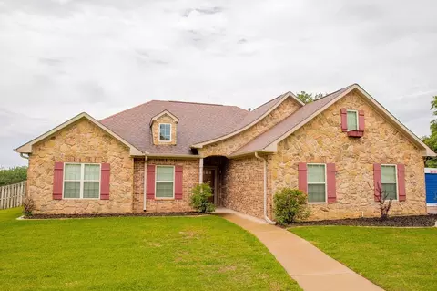 600 Yesterday Dr, Lindale, TX 75771