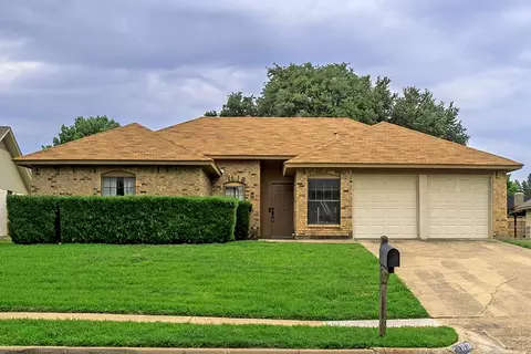 10128 Locksley Dr, Benbrook, TX 76126
