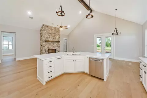 212 Lakeview Dr, Runaway Bay, TX 76426