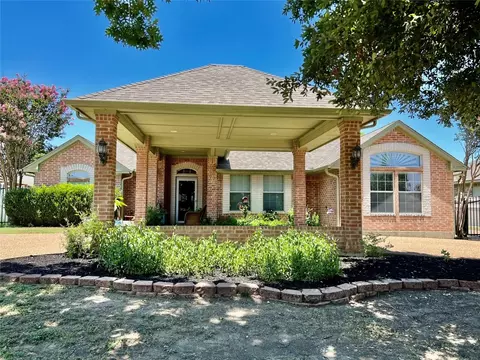 404 Northgate Dr, Waxahachie, TX 75165