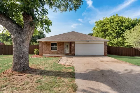 1013 N Stewart St, Azle, TX 76020