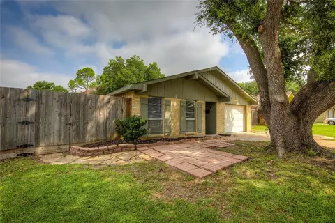 413 Clover Ln, Garland, TX 75043
