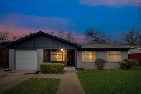 330 W Phillips Ct, Grand Prairie, TX 75051