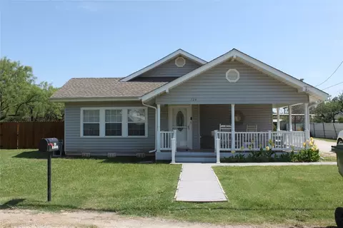 234 Nolan St, Tye, TX 79563