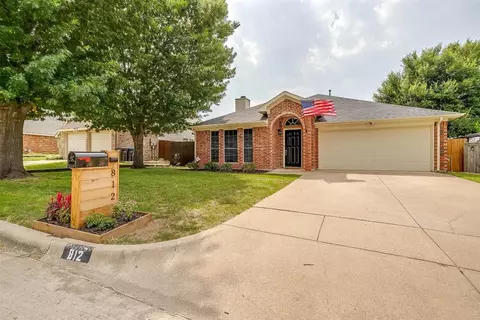 812 Voltamp Dr, Fort Worth, TX 76108