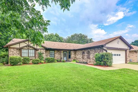 2705 Meadow Creek Dr, Bedford, TX 76021