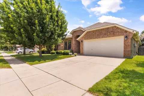 11528 Round Leaf Dr, Fort Worth, TX 76244