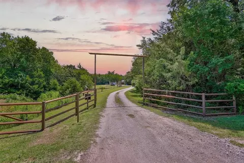 950 Prairie Grove Rd, Valley View, TX 76272