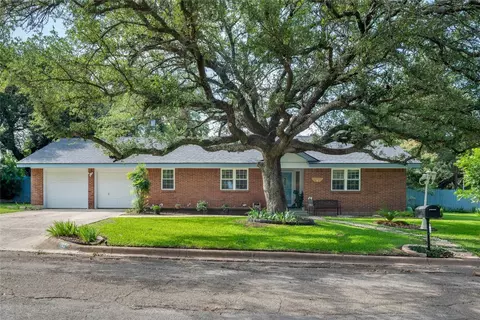 102 Lakeview Ct, Brownwood, TX 76801