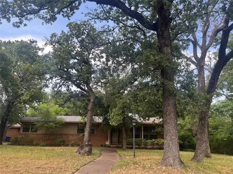 1700 Vinewood St, Fort Worth, TX 76112