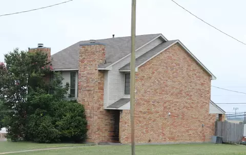 828 Red Bud Dr, Desoto, TX 75115