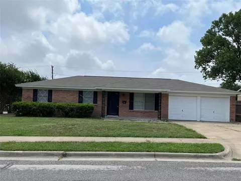 901 Willow S Cir, Burleson, TX 76028